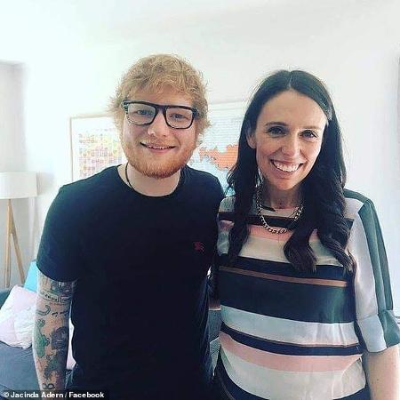 Ed Sheeran e Jacinda Ardern, primeira-ministra da Nova Zelândia - Reprodução/Facebook