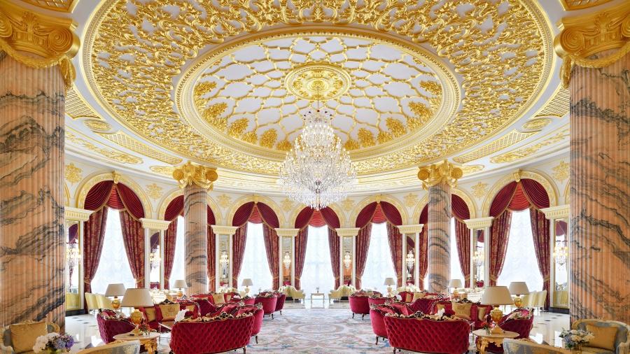 6 mil lustres de cristais Swarovski como este são parte do novo resort de luxo Raffles The Palm, em Dubai - Divulgação