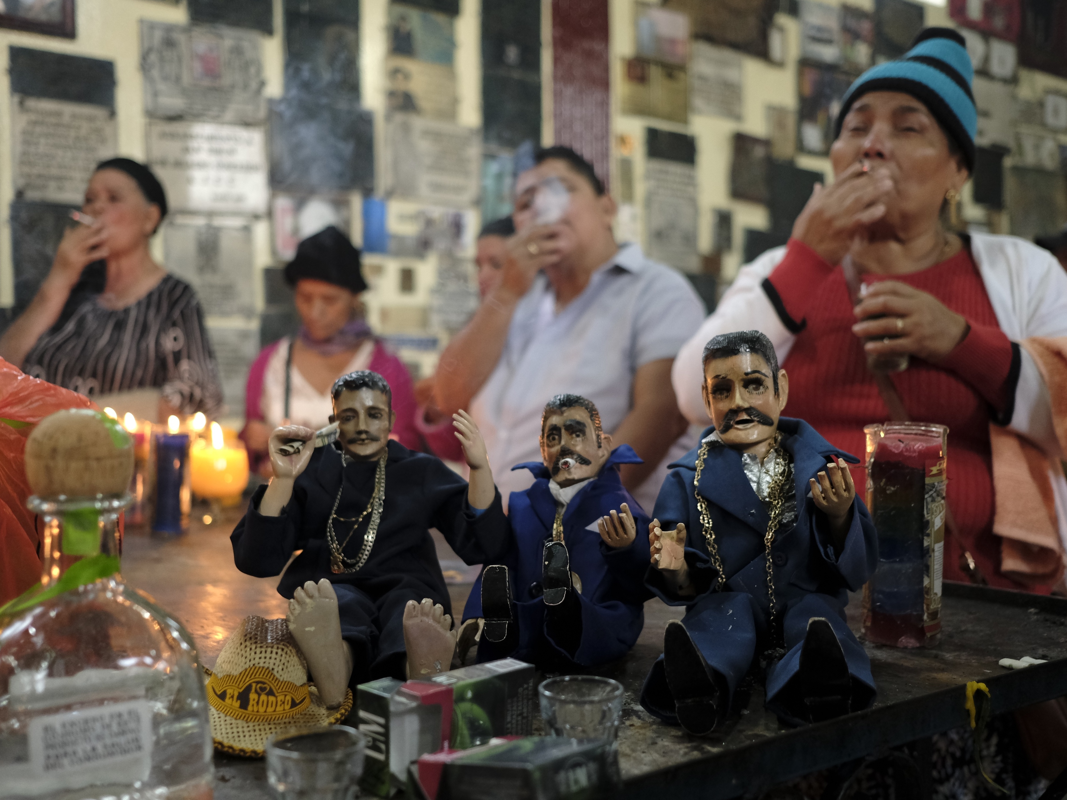 Conheça Maximón, santo da Guatemala que é mulherengo, fumante e bebedor -  22092022 - UOL Nossa