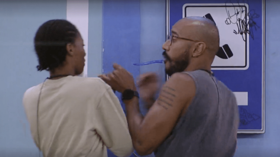 BBB 23: Ricardo tenta tirar Big Fone das mãos de Tina - Reprodução/ Globoplay