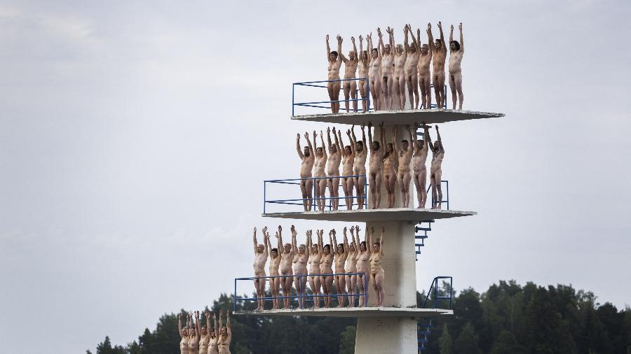 Finlandeses posam nus para o fotógrafo americano Spencer Tunick - Matias Honkamaa / Lehtikuva / AFP