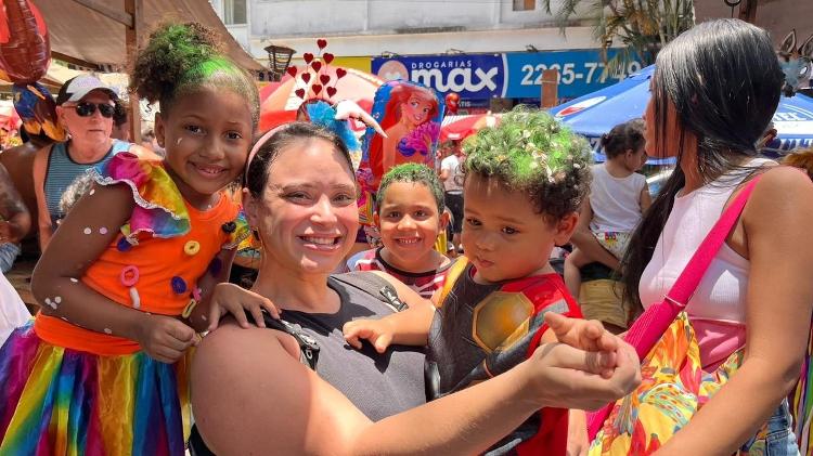 Ana Beatriz e o filho Davi no bloco Sorvetada Gigante da Lira, em Laranjeiras