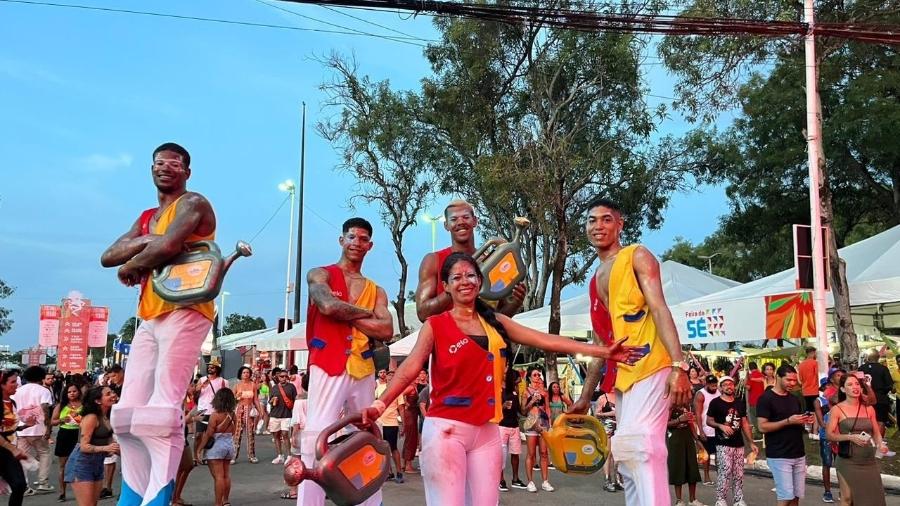 Pernaltas ficam responsáveis peço glitter no Festival de Verão, em Salvador
