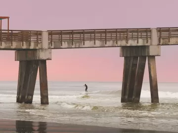Praia, surfe e cerveja: descubra a 'cidade mais jovem' da Flórida