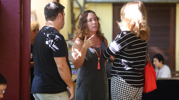 Isabelle Laurence, sobrinha de Jacqueline Laurence, conversa com Sylvia Bandeira no velório da tia