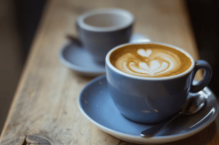 A cafeína pode fazer com que você se sinta alerta e pode melhorar seu humor. Isso a torna um nootrópico. 
