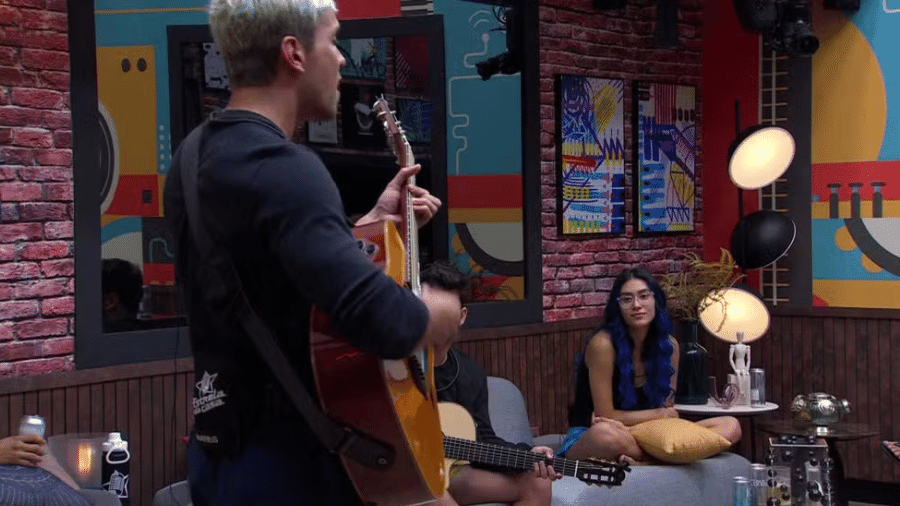 Matheus faz serenata com musica autoral para Unna