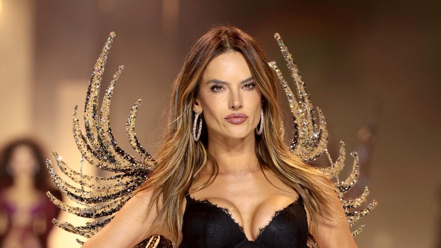 Modelo Alessandra Ambrosio no Victoria"s Secret Fashion Show 2024 - Dimitrios Kambouris/Getty Images