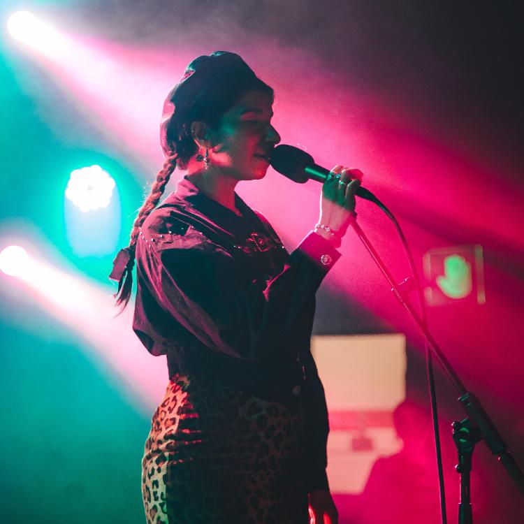 A DJ, produtora e cantora inglesa Nabihah Iqbal no Balaclava Fest 2024 A DJ, produtora e cantora inglesa Nabihah Iqbal no Balaclava Fest 2024