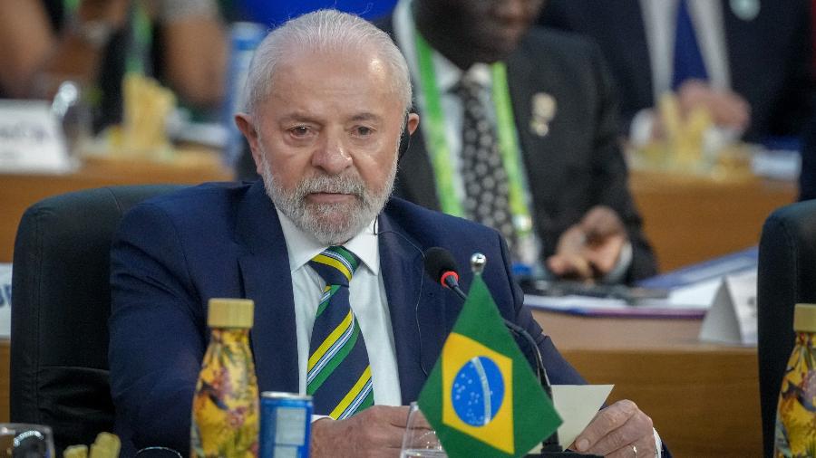 Lula fala em cúpula do G20 nesta segunda (18), no Rio. A garrafinha da Farm Rio é vista ao lado do presidente