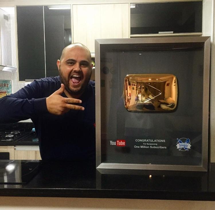 Caio com a placa que marcou o primeiro milhão de seguidores no YouTube Caio com a placa que marcou o primeiro milhão de seguidores no YouTube