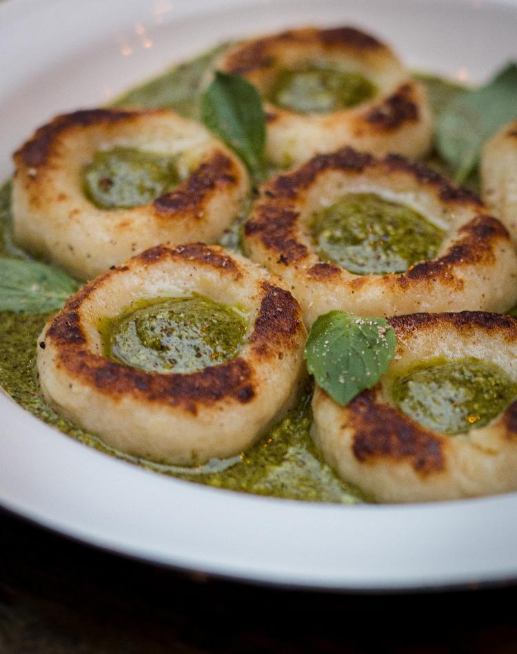 Gnocchi ao pesto cremoso, da Enoteca Saint VinSaint Gnocchi ao pesto cremoso, da Enoteca Saint VinSaint