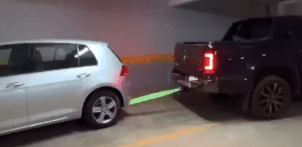 Alguém tem razão? Carro é tirado à força de vaga 'errada' em estacionamento