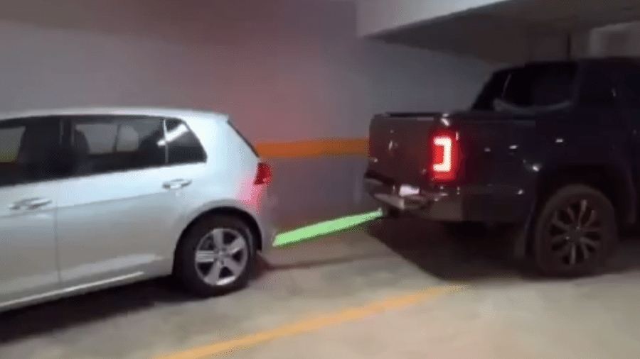 Motorista de Amarok aparece em vídeo rebocando carro que estaria estacionado na vaga que seria da picape Motorista de Amarok aparece em vídeo rebocando carro que estaria estacionado na vaga que seria da picape