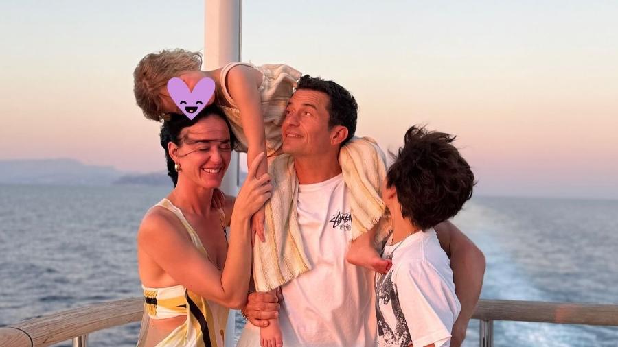 Orlando Bloom postou uma foto com Katy Perry e os filhos