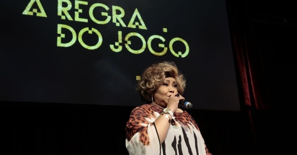 18.ago.2015 - Alciona canta no lançamento da novela "A Regra do Jogo" com a presença do elenco