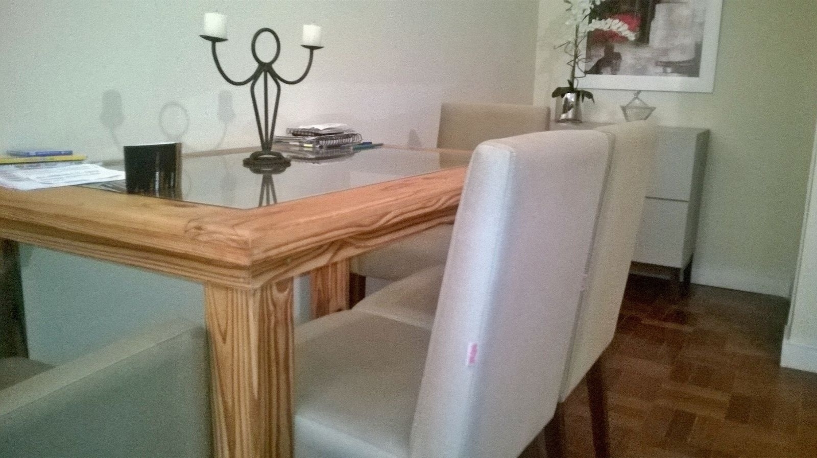 Foto de arquivo pessoal. Usar apenas no respectivo material. Quando mudou para seu atual apartamento, Márcia Galvão Caldeira encontrou uma mesa de jantar desmontada, deixada na esquina de sua rua. "Não pensei duas vezes, levei para casa, lixei e passei cera", conta a funcionária pública aposentada. Tempos depois Márcia descobriu que o móvel havia sido descartado por uma vizinha. "Ao ver a peça renovada, ela ficou espantada", diz - Divulgação/ Arquivo pessoal