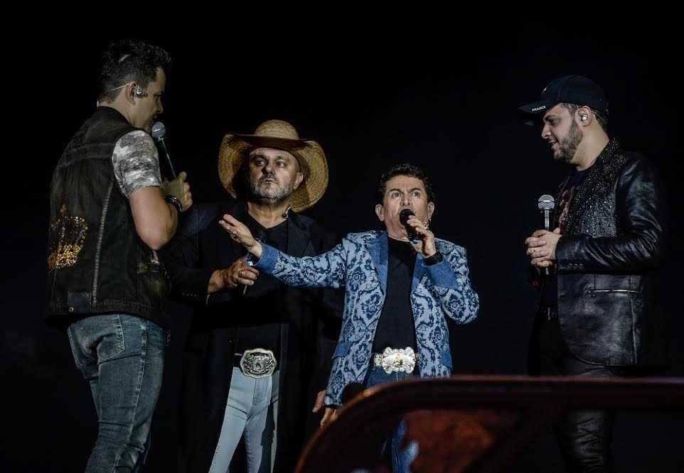 20.ago.2015 - João Neto & Frederico e Rionegro & Solimões foram os primeiros a subir ao palco da arena do Parque do Peão na noite desta quinta-feira - Francisco Cepeda/AgNews