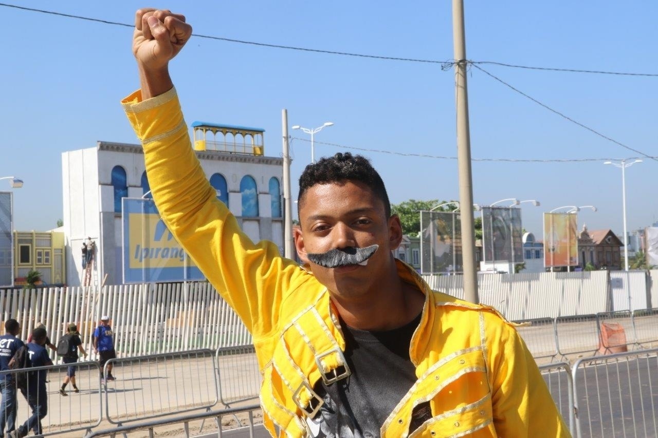 18.set.2015 - Fãs de Queen aguardam abertura dos portões no primeiro dia na Cidade do Rock - Zulmair Rocha/UOL