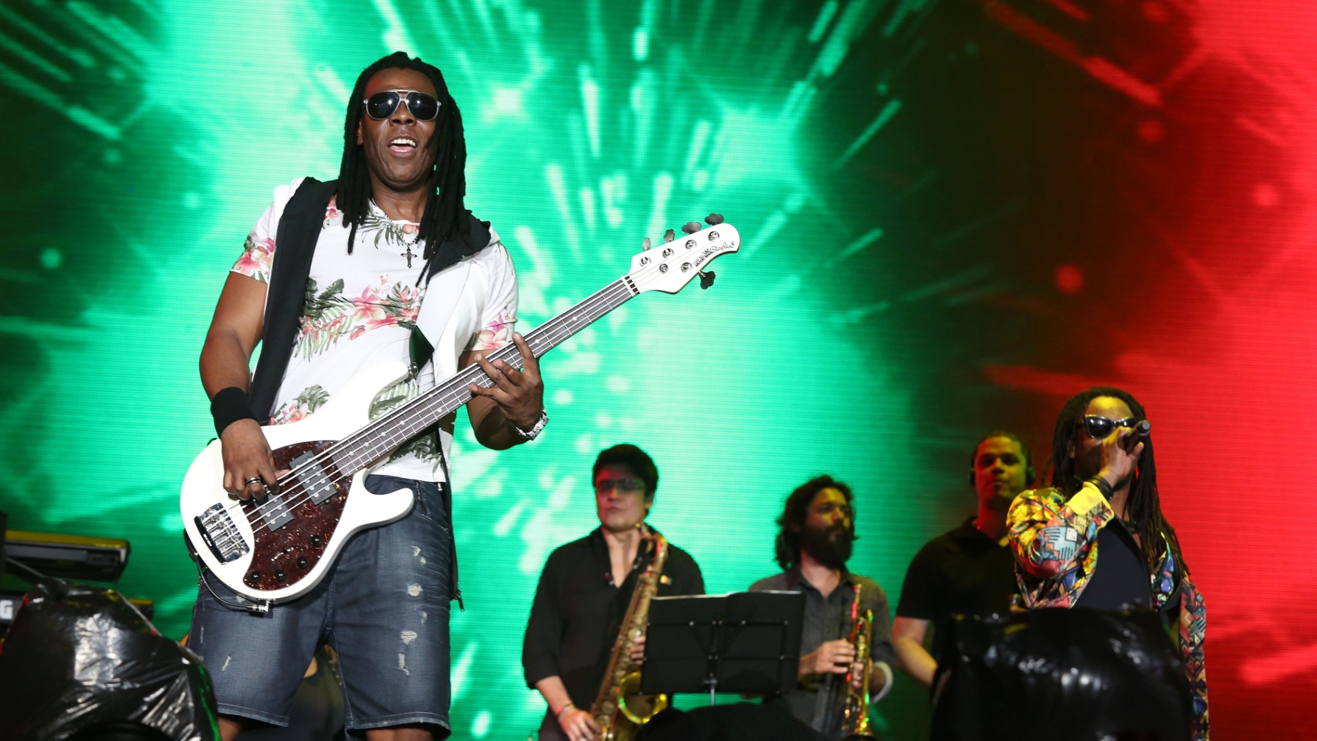 27.set.2015 - A banda carioca Cidade Negra abre o palco Mundo no último dia do Rock in Rio 2015, embalando o público com clássicos. - Marcon Antônio Teixeira/UOL