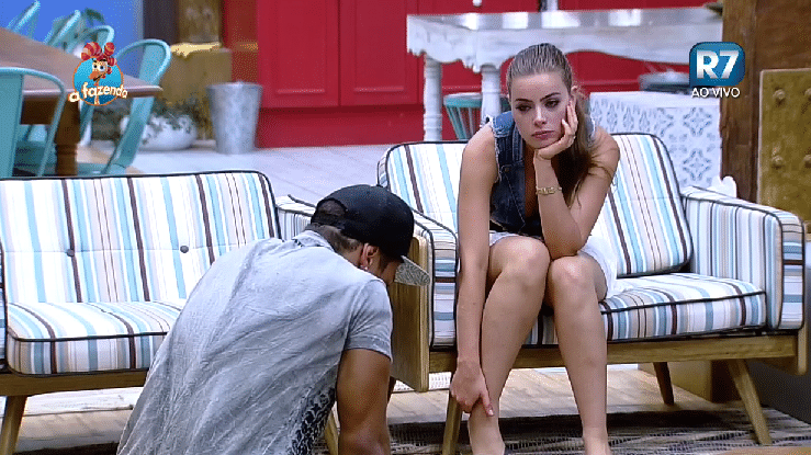 19.nov.2015 - "Eu nunca apanhei tanto na vida como eu apanhei aqui. Eu ia bater o sino. Não era blefe. Não preciso de R$ 2 milhões para ser feliz. Preciso de pessoas. Priorizo muito mais o carinho do que o dinheiro", desabafou Douglas para Rayanne Morais após o término da festa - Reprodução/Record