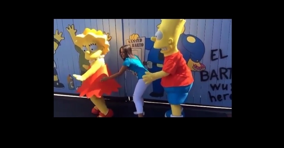 16.fev.2016 - Não foi só Fatima Bernardes que caiu nas graças de "Bang". Lisa e Bart Simpson também! Os personagens acompanharam a coreografia com a cantora Anitta, que passa férias em Orlando, nos Estados Unidos. A cantora publicou um vídeo com a performance em seu perfil no Instagram - Reprodução/Instagram/anitta
