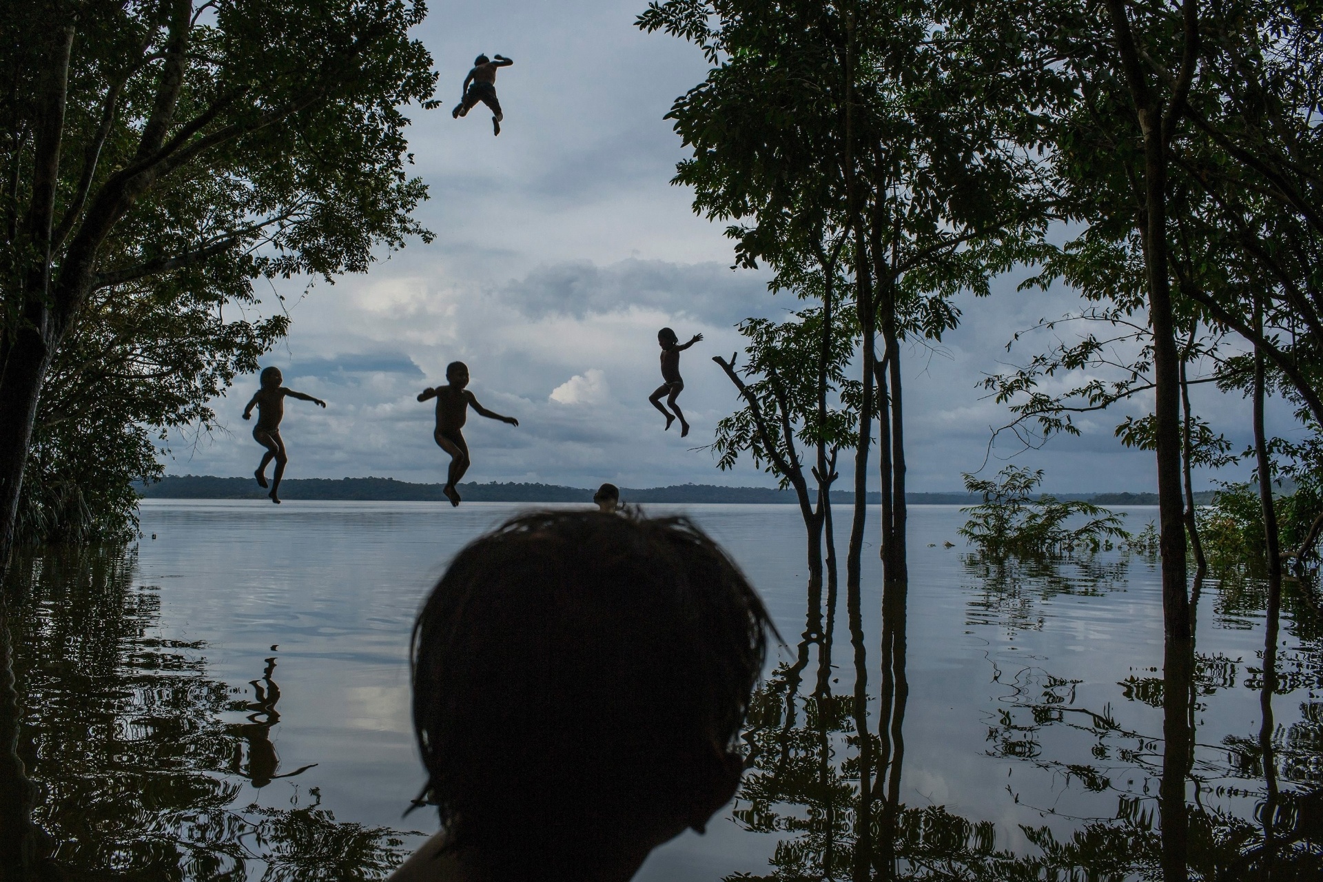 18.fev.2016 - O fotógrafo brasileiro Maurício Lima levou o segundo lugar na categoria "Vida Diária" do World Press Photo com uma foto que mostra crianças índias da tribo Munduruku brincando no rio Tapajós, na área de Sawre Muybu, em Itaituba, no estado do Pará, também publicada pelo jornal americano "The New York Times". - EFE/Mauricio Lima/World Press