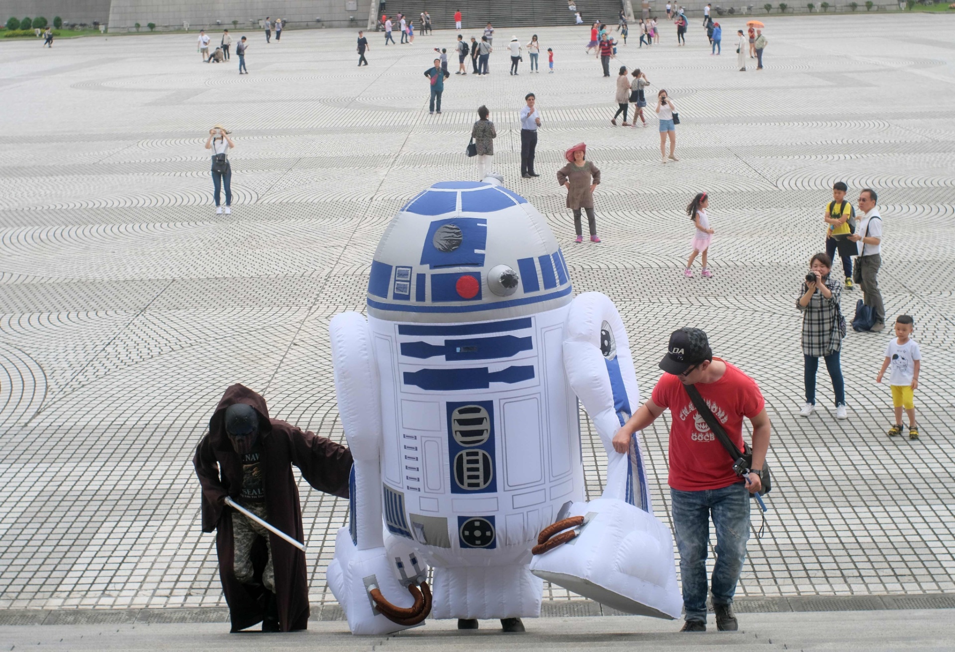 04.mai.2016 - Fã de "Star Wars" veste-se como o robô R2D2 no dia de "Star Wars", em Taipei, no Taiwan - Sam Yeh/AFP Photo