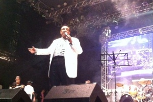 22.mai,2016 - O cantor Agnaldo Timóteo foi uma das atrações do show em homenagem ao cantor Cauby Peixoto, morto há uma semana, na praça da República, centro de São Paulo, durante a Virada Cultural - Carlos Minuano/UOL