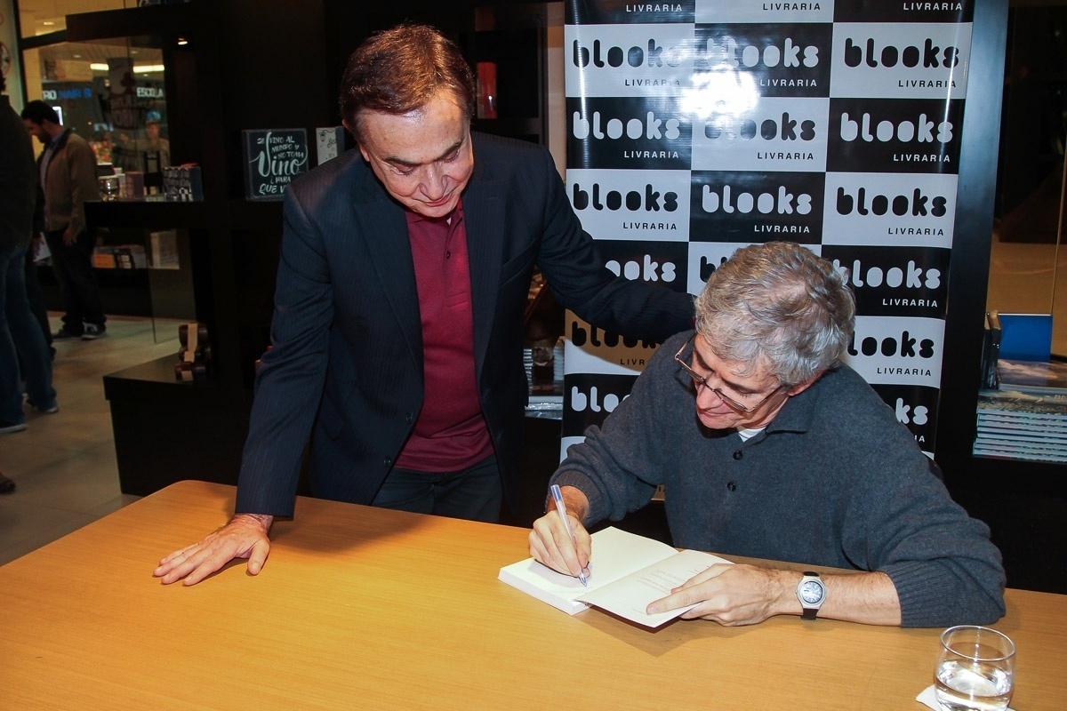 23.mai.2016 - Maurício Stycer autografa um exemplar do seu livro para Amaury Jr. - Manuela Scarpa/Brazil News