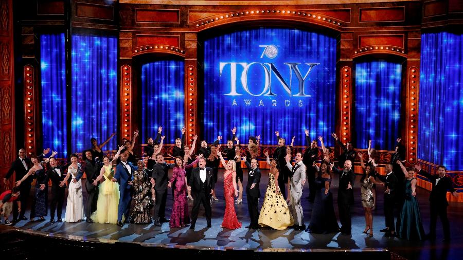 12.jun.2016 - Indicados ao Tony Awards e o apresentador James Corden se apresentam durante a cerimônia em Nova York - Reuters