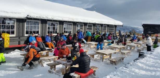 Na estação de Voss, cidade considerada como uma das capitais mundiais de esportes radicais, pausa para um merecido chocolate quente - Carlos Marcondes/UOL - Carlos Marcondes/UOL