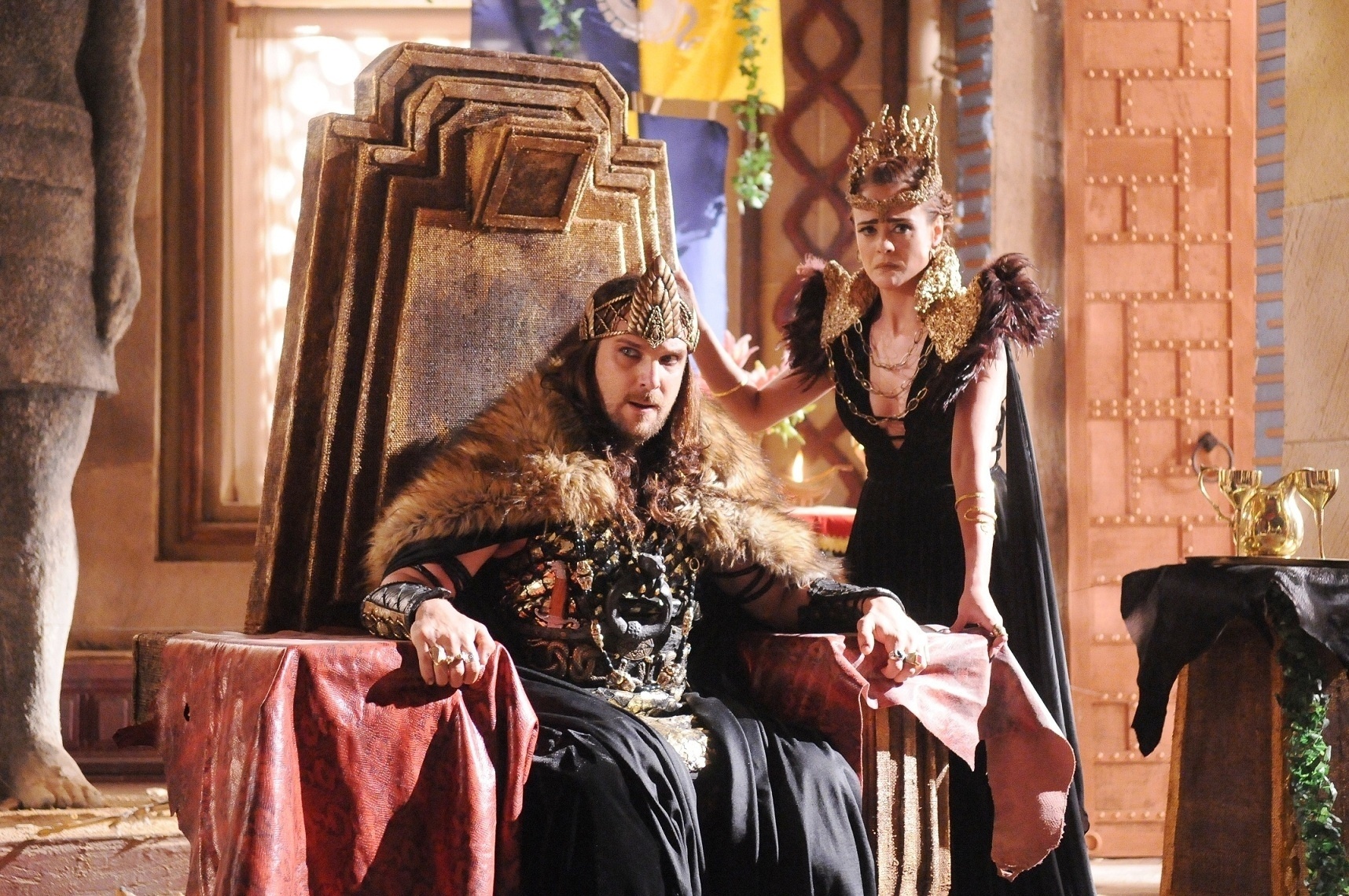 Os guerreiros hebreus tomam o palácio de Marek (Igor Rickli) e Kalesi (Juliana Silveira) em "A Terra Prometida" - Munir Chatack/ Record