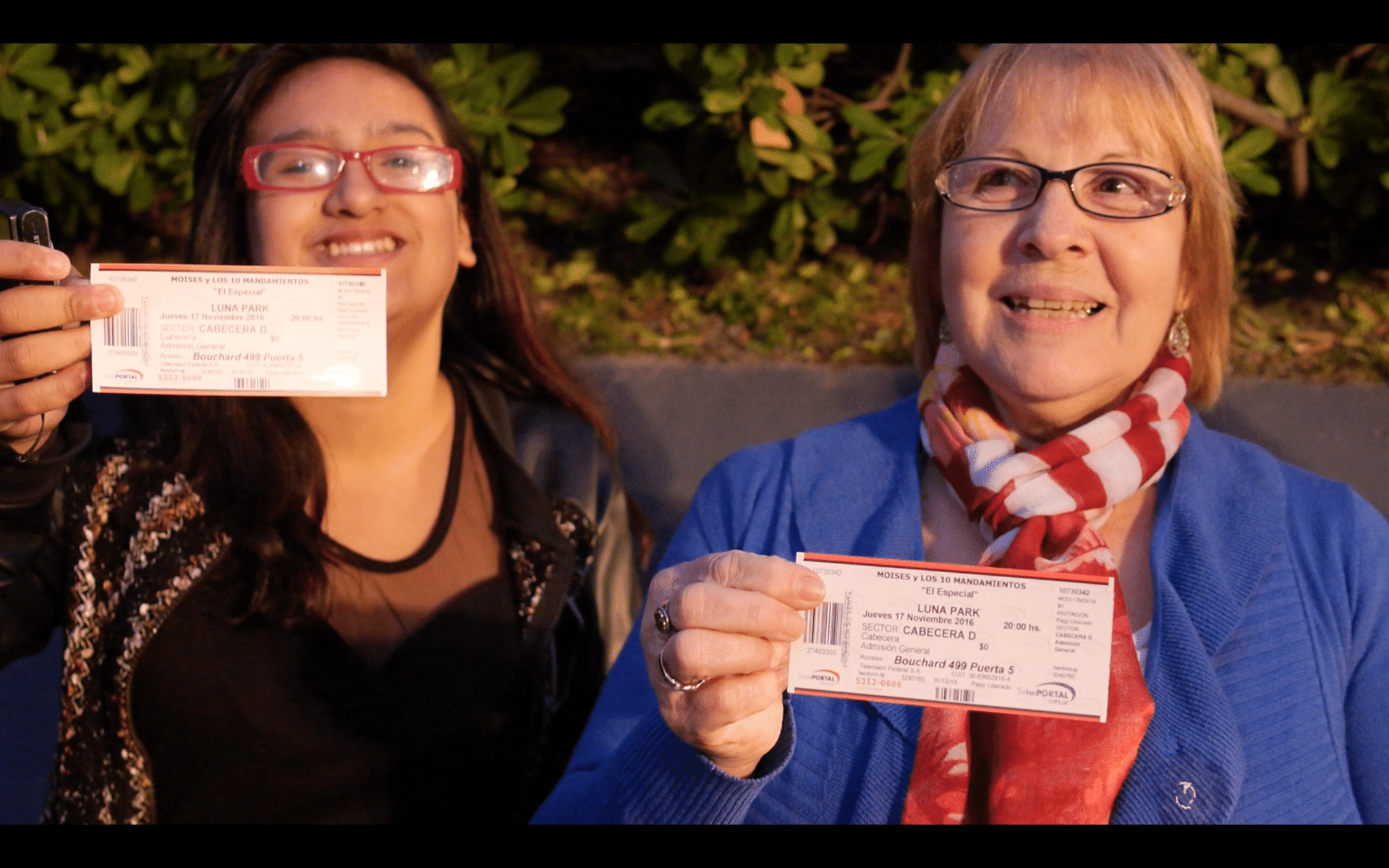 17.nov.2016 - Fãs exibem ingressos da transmissão da abertura do Mar Vermelho no Luna Park, uma tradicional casa de espetáculos de Buenos Aires - Grégoire Bouquet/UOL