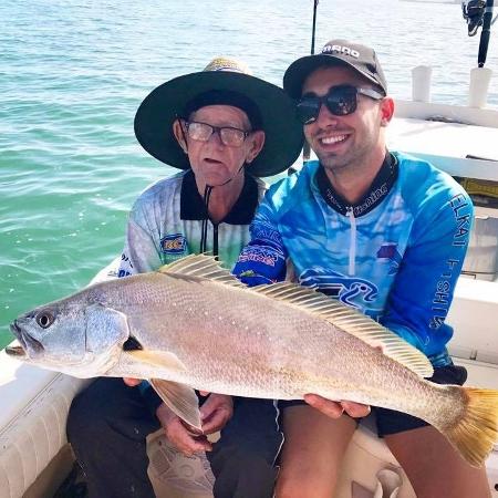 Ray e Mati durante a pescaria em uma ilha da Austrália - Reprodução/Facebook
