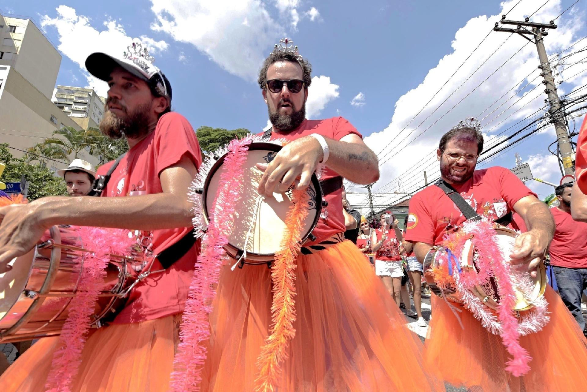 Bloco Confraria do Pasmado desfila pela Vila Madalena, em São Paulo, no segundo dia de pré-Carnaval da capital paulista - Chello/Framephoto/Estadão Conteúdo