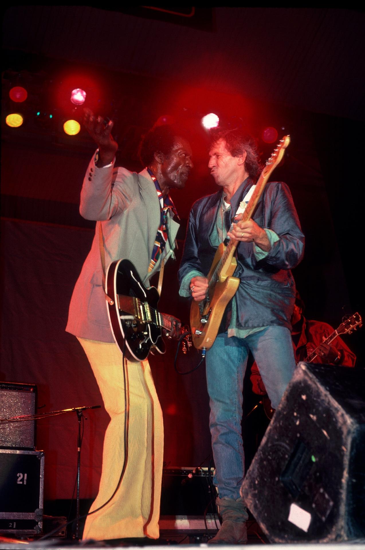 7.jun.1986 - O guitarrista dos Rolling Stones Keith Richards toca com Chuck Berry durante o Chicago Blues Festival - Paul Natkin/Getty Images