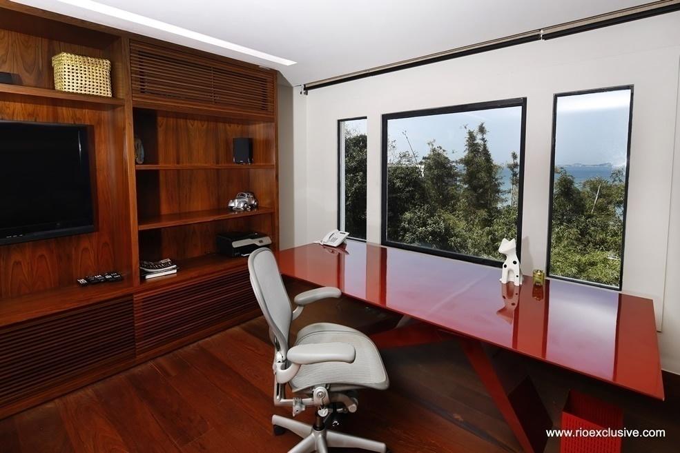 Justin Bieber vai ter à disposição na mansão um escritório montado para conferir a agenda dos seus próximos shows - Reprodução/ Rio Exclusive