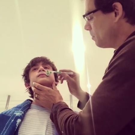 Celso Portiolli faz pela primeira vez a barba do filho, Pedro, de 14 anos - Reprodução/Instagram/celsoportiolli