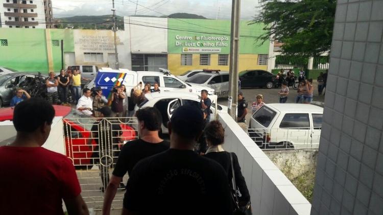 Fábio deixou a delegacia no meio da tarde deste sábado  acompanhado da namorada, Pally Siqueira - Aliny Gama/UOL - Aliny Gama/UOL