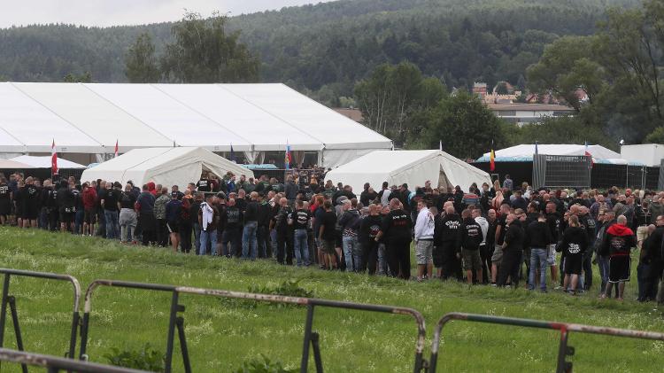 Pessoas aguardam para entrar em um festival neonazista que ocorreu na cidade de Themar, na Alemanha - Bodo Schackow/AFP - Bodo Schackow/AFP