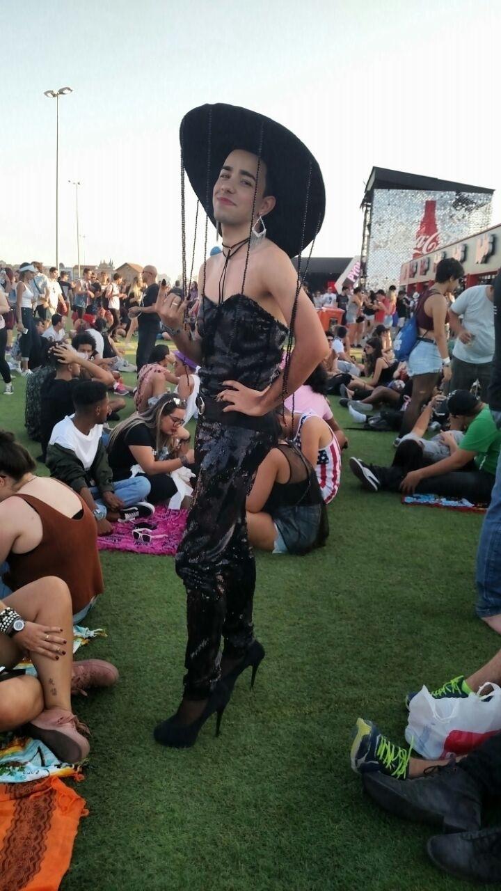 Vestida para Gaga: "A gente não deixa a peteca cair e vem como uma homenagem a ela", disse o estudante Eduardo Elias, 21 anos, preparou um look especial, com direito a salto alto de 15 cm. Ele não aprovou a escolha de Maroon 5 e queria Anitta e Pabllo Vittar no palco Mundo - Marcela Ribeiro/UOL
