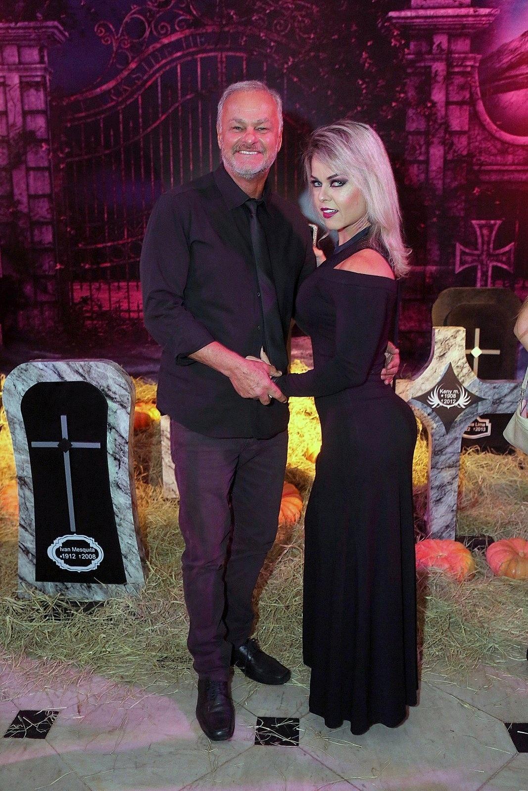 Kadu Moliterno e a mulher Cristianne Rodriguez também entraram no clima do Dias das Bruxas - Marcos Ferreira/Brazil News