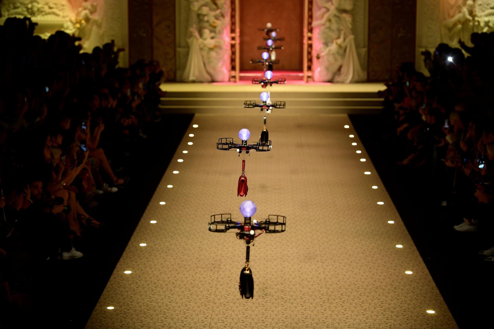 Drones no desfile da Dolce & Gabbana, em Milão - Miguel Medina/AFP