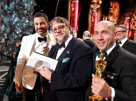 O apresentador Jimmy Kimmel posa nos bastidores do Oscar com Guillermo del Toro e J. Miles Dale, diretor e produtor de "A Forma da Água", filme que levou a principal estatueta da noite - Matt Petit/A.M.P.A.S via Getty Images