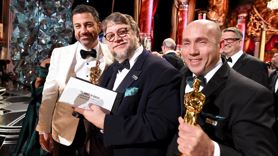 O apresentador Jimmy Kimmel posa nos bastidores do Oscar com Guillermo del Toro e J. Miles Dale, diretor e produtor de "A Forma da Água", filme que levou a principal estatueta da noite - Matt Petit/A.M.P.A.S via Getty Images