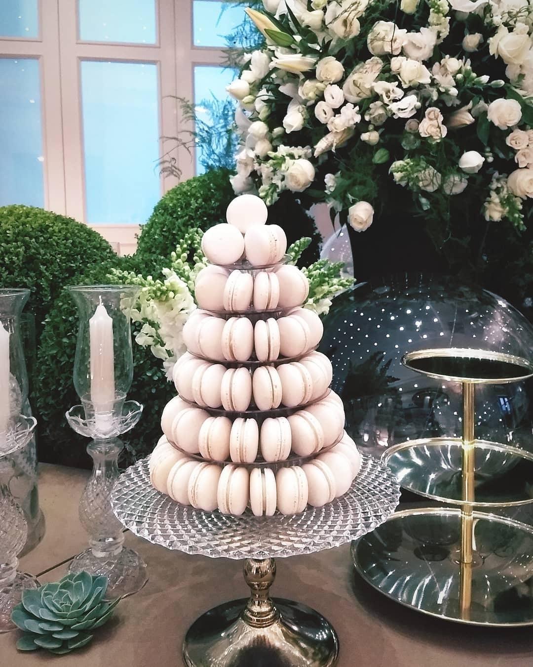 Macarons de baunilha francesa já estão prontos e em torre para casamento de Lexa e Guimê, em São Paulo - Reprodução/Instagram