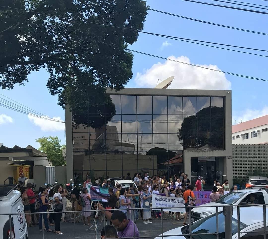 Movimento feminista protesta contra o apresentador Sikera Junior em frente à sede da TV Arapuan, afiliada da RedeTV! na Paraíba - Reprodução/Instagram/kalynelimamc