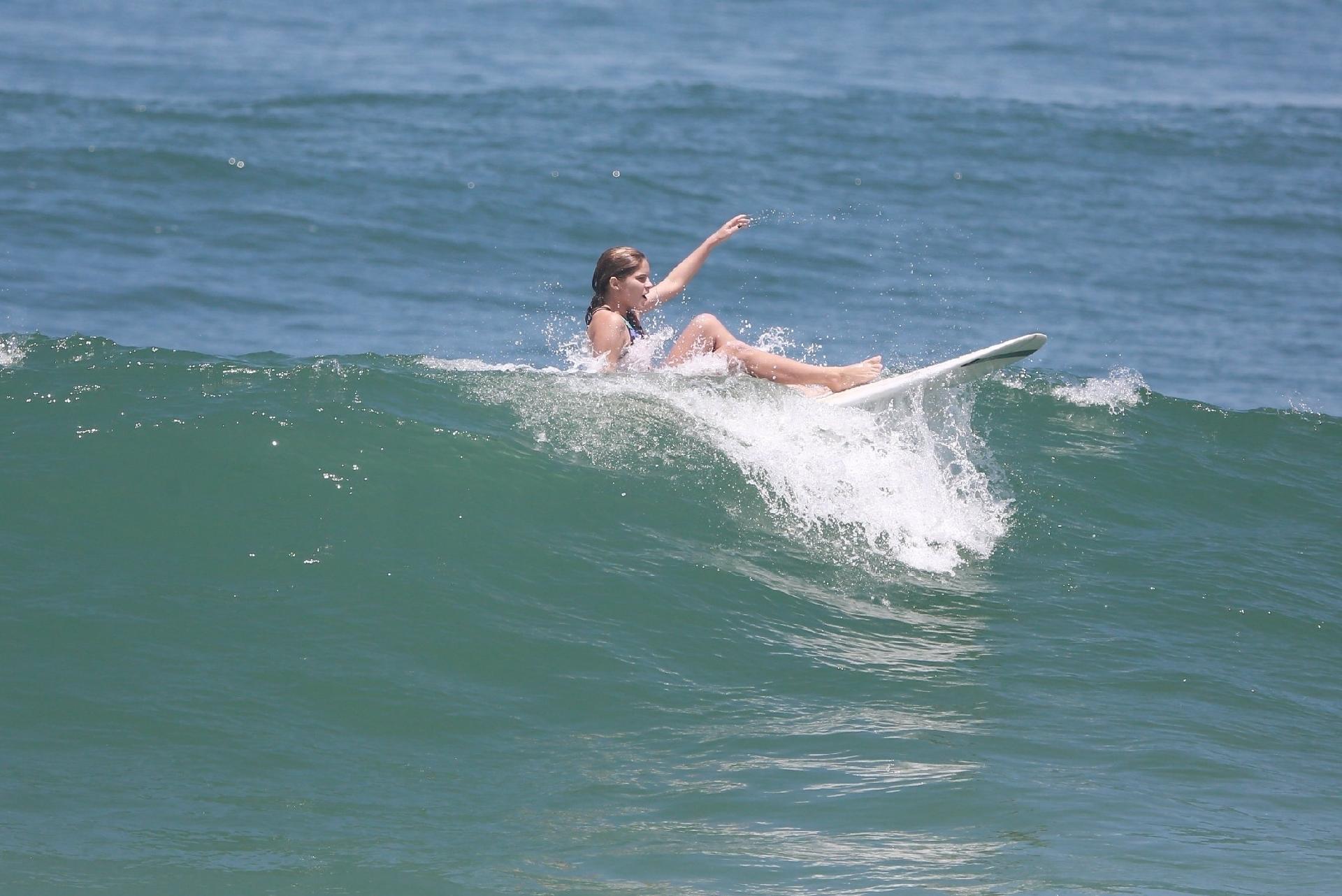 Apesar da coragem de enfrentar as altas ondas, Isabella não conseguiu escapar de tomar alguns caldos, mas não perdeu a disposição - AgNews/Dilson Silva