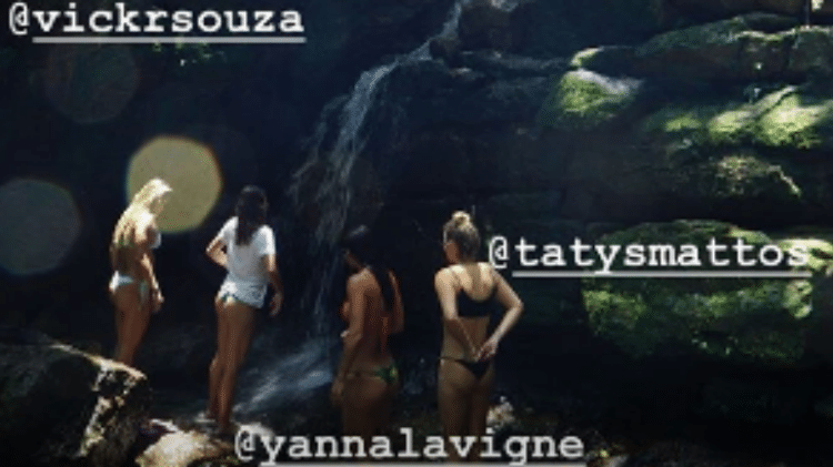 Mariana Goldfarb, Yanna Lavigne e  amigas se refrescam na cachoeira                      - Reprodução/Instagram - Reprodução/Instagram